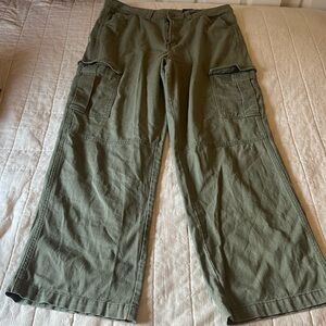 Cute Green Baggy Cargo Pants from H&M!